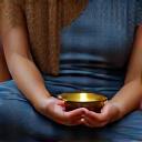 명상하는 사람과 울리는 싱잉볼