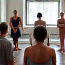 진지하게 요가 교사 교육을 받는 그룹