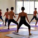 다양한 요가 자세를 취하는 사람들과 요가 매트